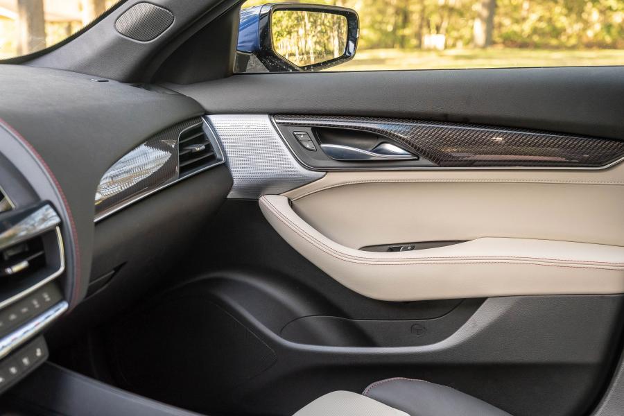 Детали интерьера Cadillac CT5 350T 2019 года  (фото 25 из 40)